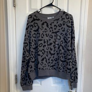 NWT Women's Leopard Bats
Fleece Graphic Sweatshirt -
Charcoal Gray XL